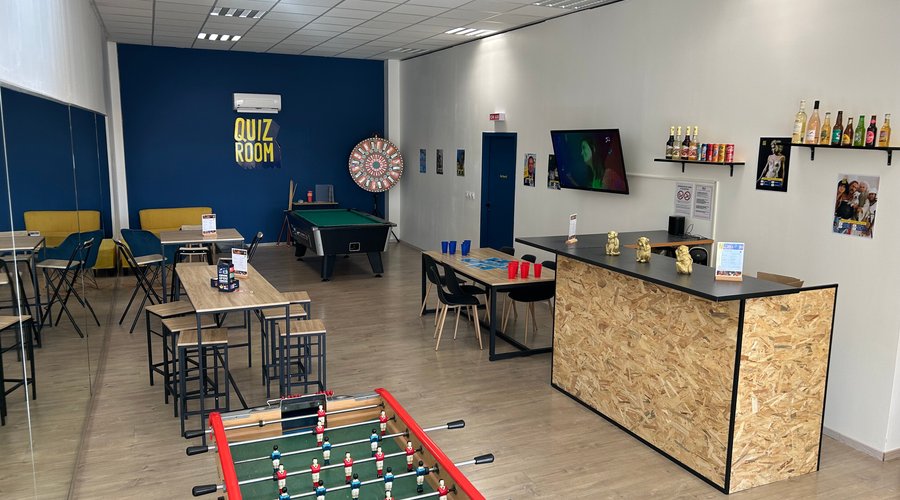 espace salon avec bar, baby foot, billard, jeux de société..