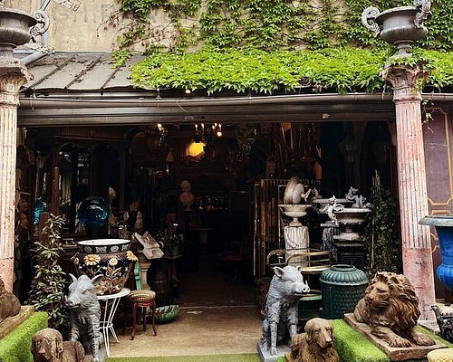 An Guide to Vintage Clothing Shops in Paris (& Walking Tour)