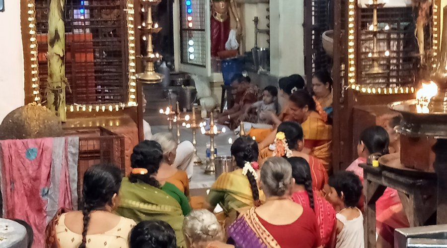 Hindus at prayer Mattancherry, Kochi, India. February 2023.