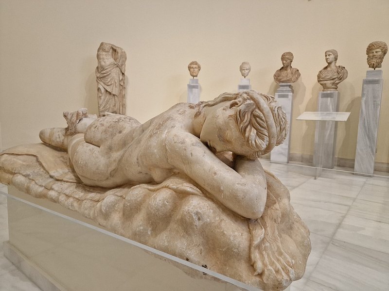 Ένα από τα αγάλματα του Εθνικού Αρχαιολογικού Μουσείου, μια γυναίκα ξαπλωμένη στο πλάι με το κεφάλι της χωμένο στο λυγισμένο της χέρι