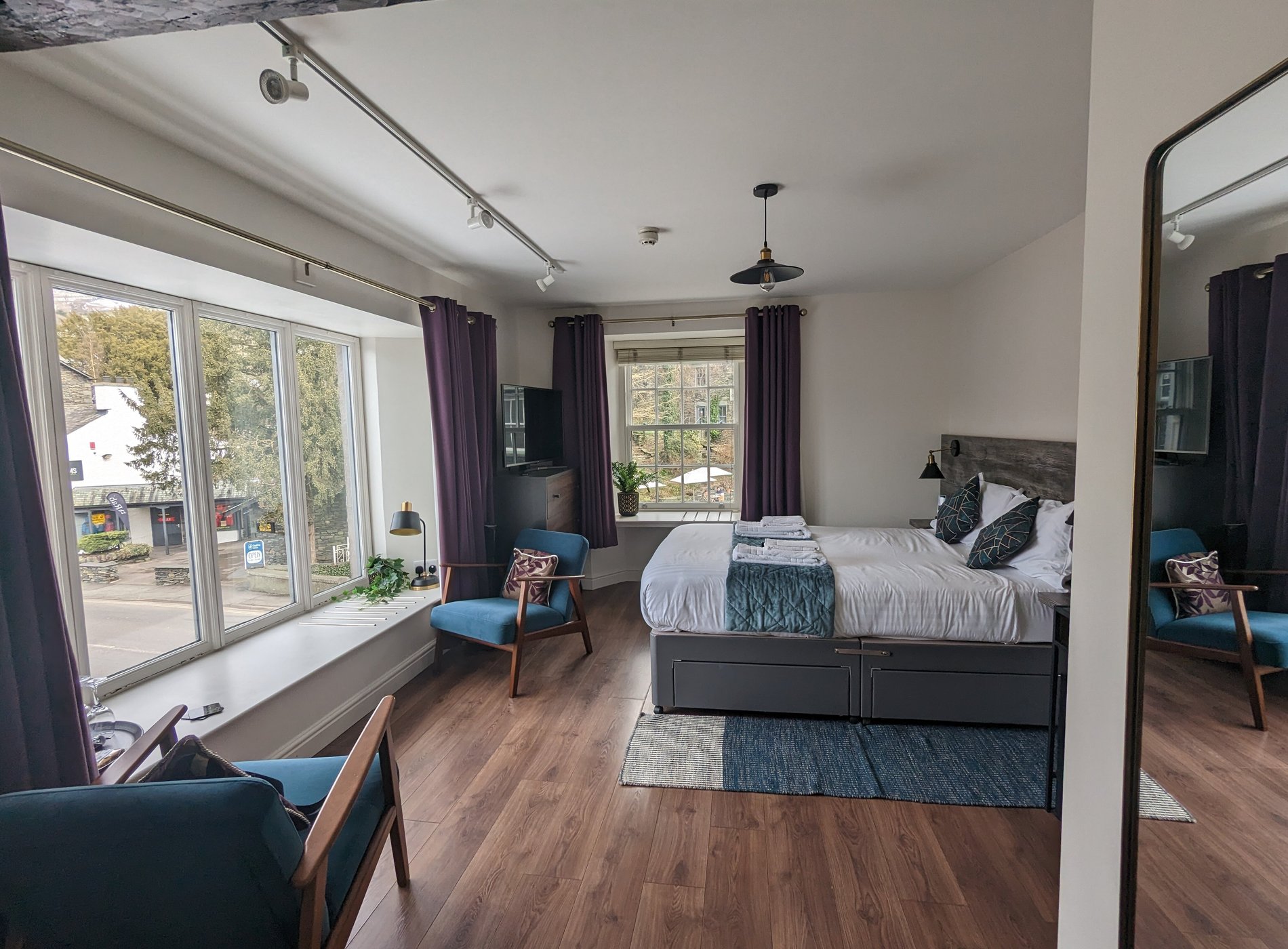 Rooms at the Apple Pie by null