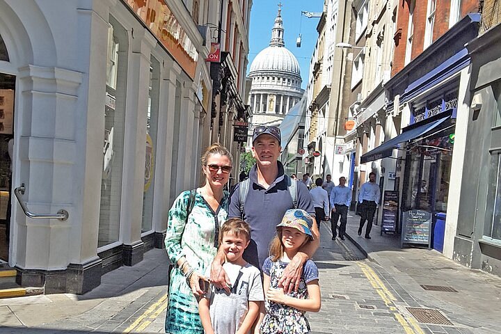 family walking tour london