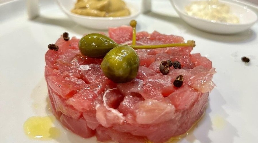 Tartare di Tonno.
Tartare di Tonno servito con senape antica e Granita al gin Mare. 