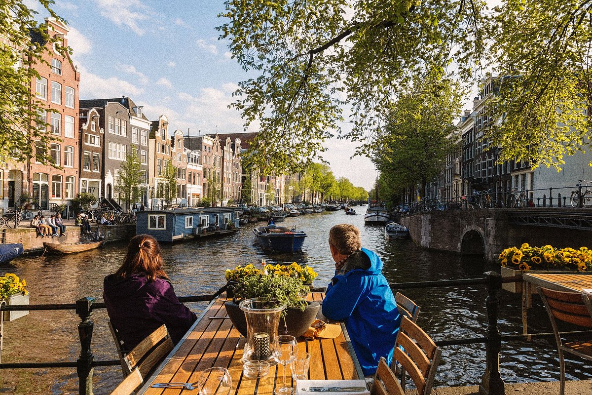 Un appartement à la décoration bohème et vue sur le canal à Amsterdam