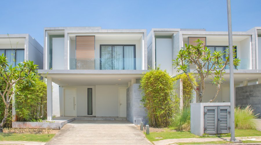 Ảnh nhìn từ ngoài vào trong, bao quát căn villa 