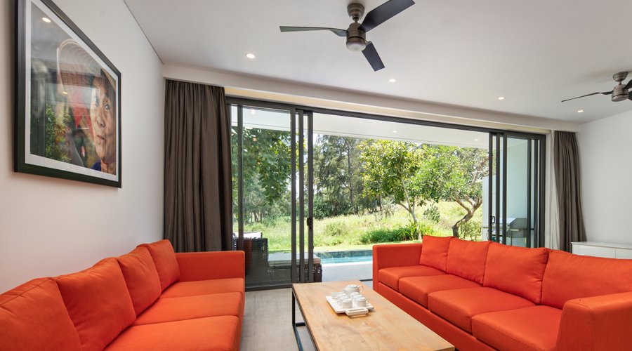 Phòng khách với 2 sofa kèm tv, là nơi gia đình bạn bè quây quần nới chuyện, vui chơi với không gian cực kì thóang đãng