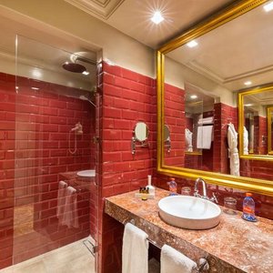 Guest room bath