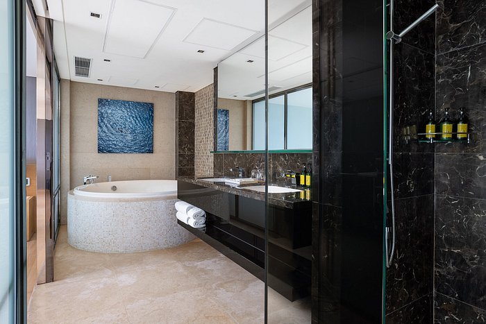 Bathroom for Grand Aqua Suite