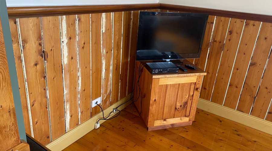The tv corner and that white stuff is all over the walls looks like filler that’s half hanging out 