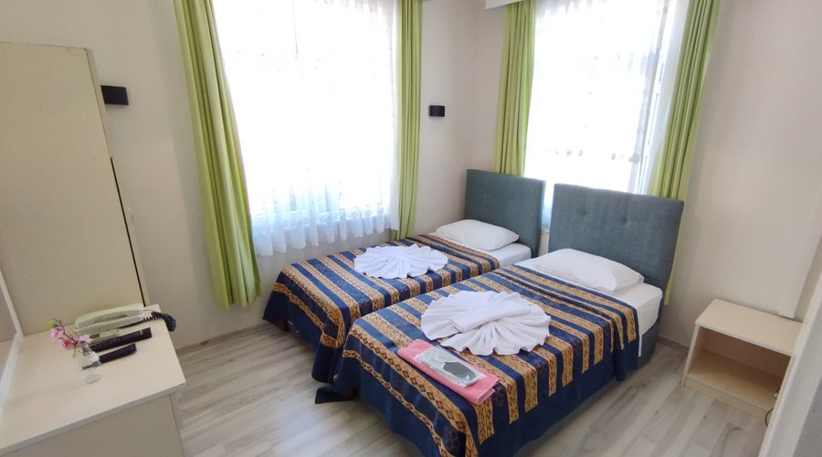 Çift kişilik iki ayrı yataklı oda: Klima, saç kurutma makinesi, telefon ve uydu kanallı LED TV ile donatılmıştır. Banyolarda Özel İmkanlar ve havlular bulunmaktadır. Günlük temizlik hizmeti verilmektedir.