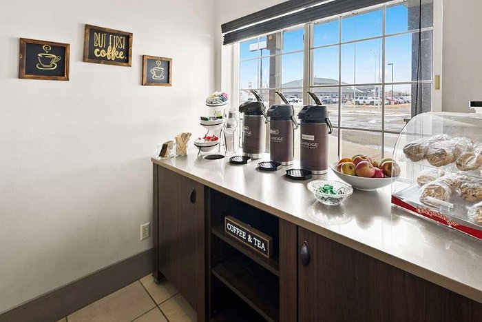 Beverage station in lobby - Picture of Country Inn & Suites by