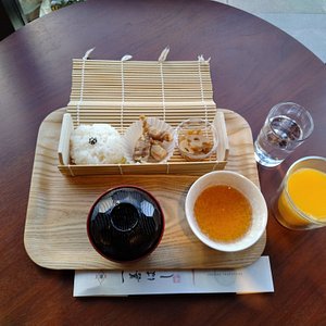 プリンススマートイン京都四条大宮の軽朝食とフリードリンクのオレンジジュース