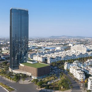 Located in the bustling Vinhomes Imperia Metropolitan Area, Sheraton Hai Phong boasts an impressive view of the city as the tallest 45-storey building in the centre of Hai Phong.