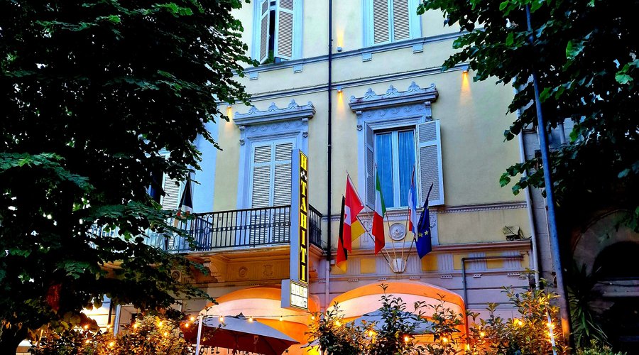 Scopri l'Hotel Tahiti, il tuo moderno rifugio a tre stelle nel cuore della Toscana, proprio di fronte ad una lussureggiante pineta mediterranea.

Con una posizione privilegiata a pochi passi dal mare e dalla famosa passeggiata e a soli pochi metri dal Carnevale di Viareggio, uno degli eventi più attesi dell'anno. 

l'Hotel Tahiti ti offre una gamma di servizi su misura per soddisfare ogni tua esigenza, tra cui B&B, mezza pensione, pensione completa  e all-inclusive, grazie alla collaborazione co