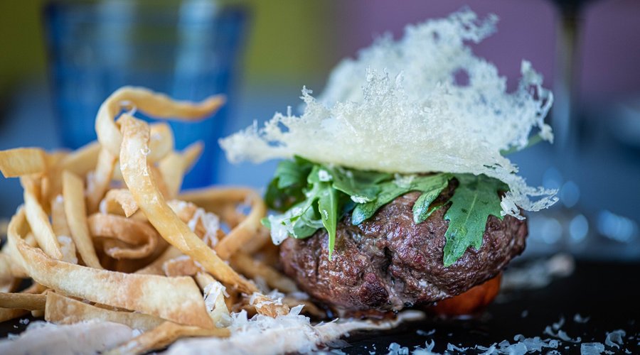Nuestra hamburguesa, de Ávila y con teja de parmesano