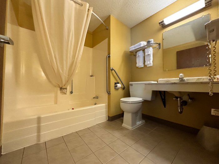 Hotel 8 Fergus Falls - UPDATED Prices, Reviews & Photos (MN) - Motel ...