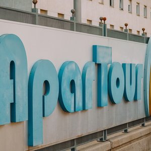 Los Apartamentos Vértice Sevilla Aljarafe son un conjunto de apartamentos turísticos situados en Bormujos, Sevilla. Disfruta de un ambiente funcional y moderno a precios felices, diseñado especialmente para que disfrutes de todas las comodidades de tu hogar sin renunciar a los servicios de Vértice Hoteles durante tu estancia en la ciudad.
 Escritorio
 Televisión
 Teléfono
 Aire acondicionado
 Calefacción
 Internet por cable gratis
 Internet wifi gratis
 Suelo de madera
 Secador de pelo