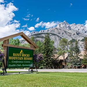 Summer Rocky Mountain Resort Exterior