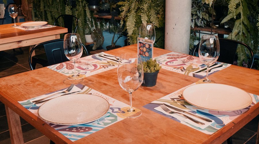 Floricultura Wine Bar: 

Floricultura e Wine bar combinam? Nós podemos provar que sim!

Você vai sentir a leveza e energia das plantas, flores e a descontração de um Wine bar, onde acontecem as confrarias do vinho, noite de degustação e reuniões empresariais, eventos diurnos e noturnos.

Acomoda até 30 pessoas.