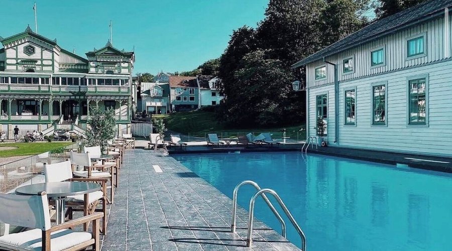 Poolområde med Kurhotellet till höger och Societetshuset till vänster
