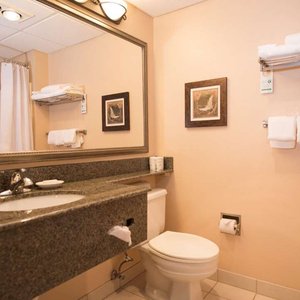 Queen Suite Bathroom