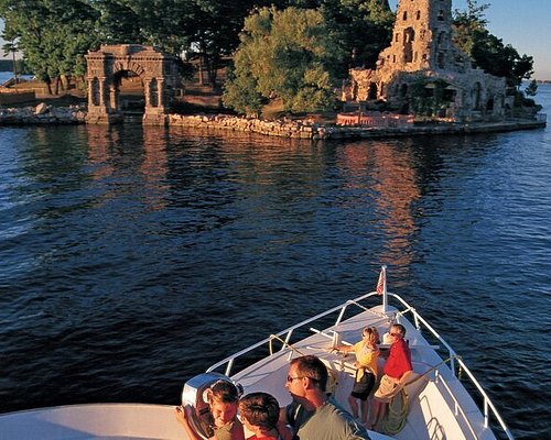 boat tour of thousand islands