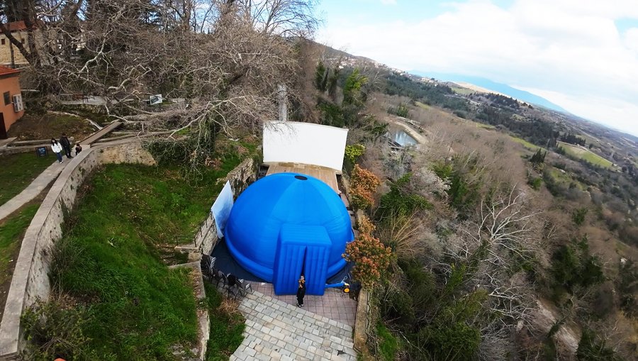 Ο θόλος από ψηλά, με τον καταρράκτη Κάρανο!