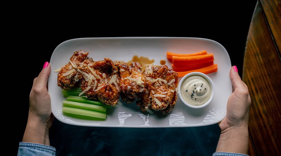 Wings con sabores diferentes y únicos en Frank's Place.