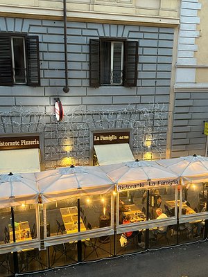 Veduta del lato armadio, tavolino frigo bar. - Picture of Alex Inn, Rome -  Tripadvisor