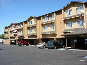 Clackamas Inn & Suites in Clackamas