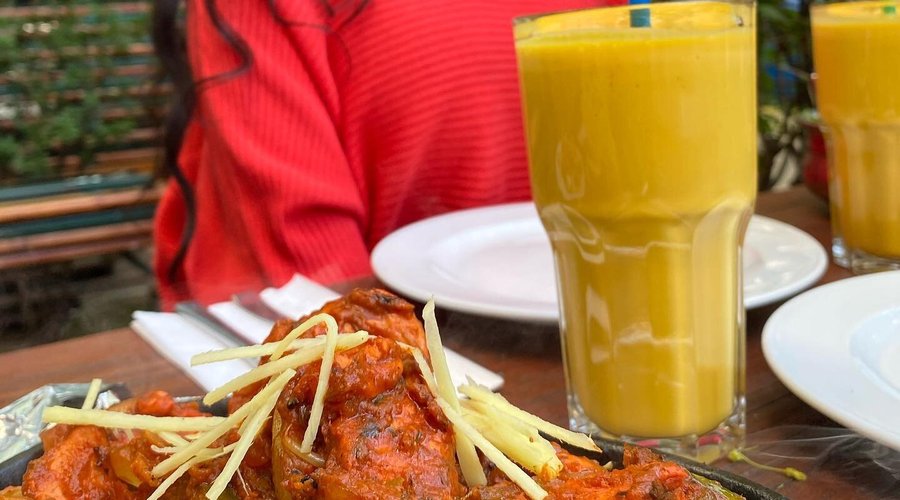 Chicken Tikka mit Mangolassi.