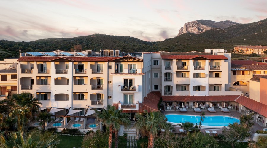 Vista hotel, giardino e piscina, lato mare