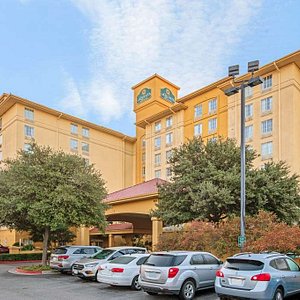 La Quinta Inn &amp; Suites by Wyndham San Antonio Airport, hotel in San Antonio