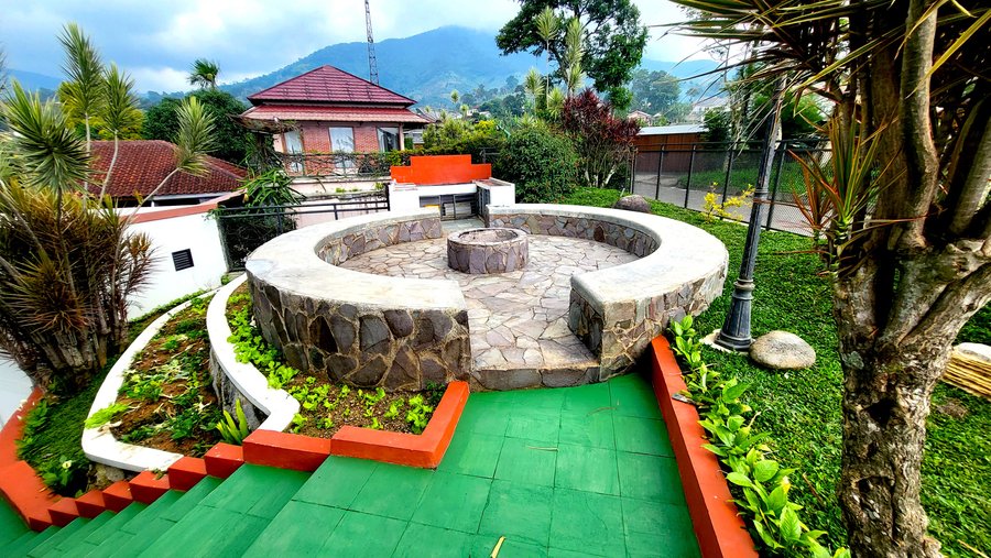 Villa yang bagus, dan sangat menarik. Bagi yang mencari villa besar dn suasana nyaman,tenang dn lengkap fasilitas. Sgt recomended villa ini.
