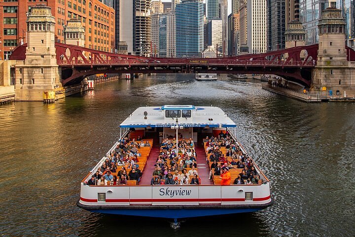 chicago architecture boat tour with alcohol