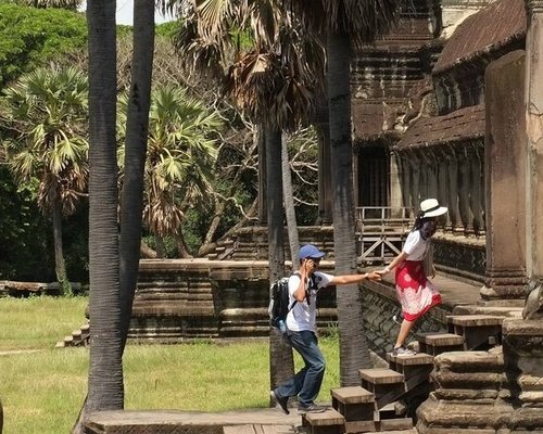 Ninh Binh Getaway - Crossing the street in Vietnam One of the first things  to know in Hanoi was how to cross the busy streets of the city. Hereby some  tip to