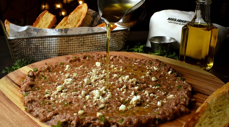 Tartar elaborado con carne de res acompañado de queso de cabra.