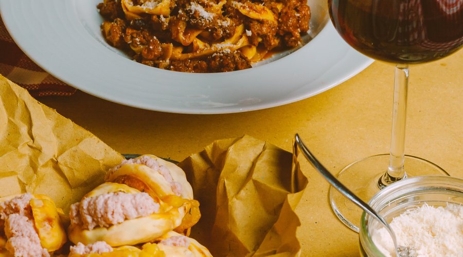 Tagliatelle al ragù+ Vino Rosso+ Fiadoni con mousse di mortadella