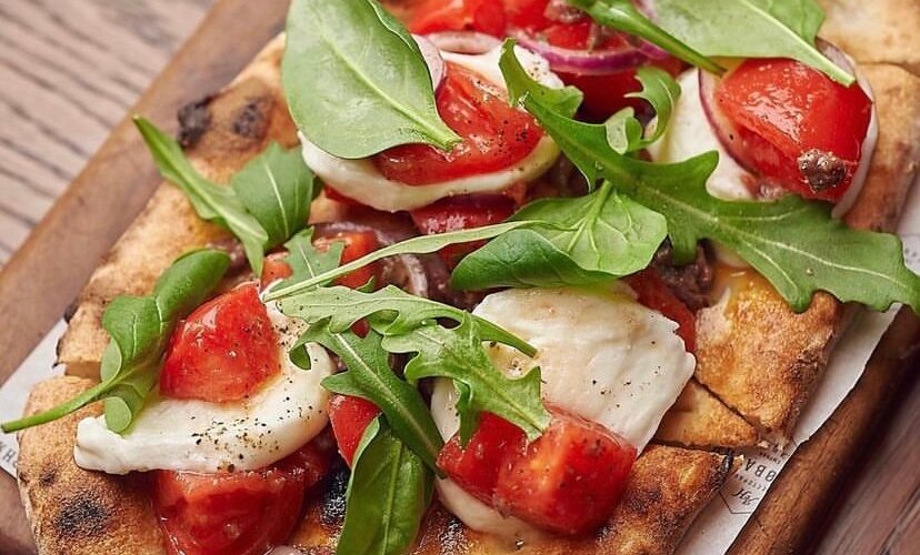 Pomidor, mozzarella və ançous ilə odun sobasında hazırlanmış Focaccia-bahar menyusunun yeniliyi. ~ Фокачча из дровяной печи с томатами, моцареллой и анчоусами - новинка весеннего меню.  📞 +994512068540