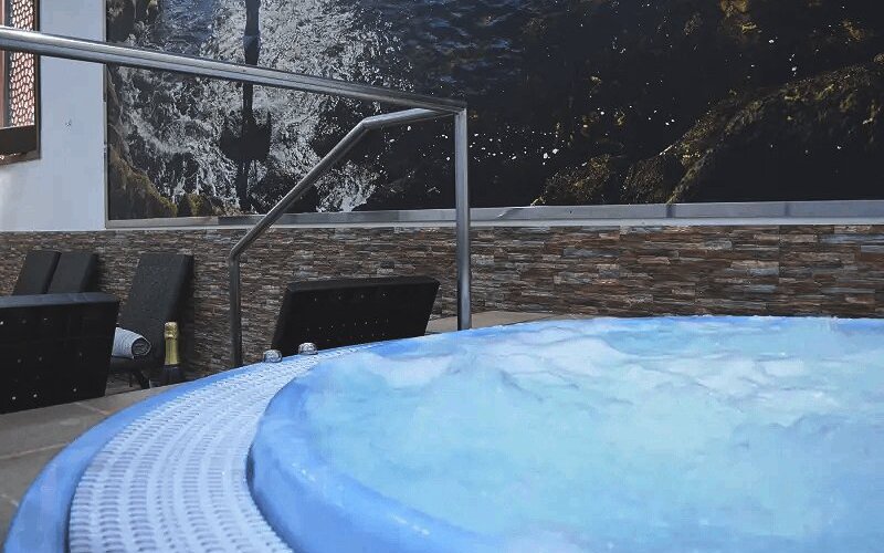 Jacuzzi para relajarse después de una sesión en el spa.