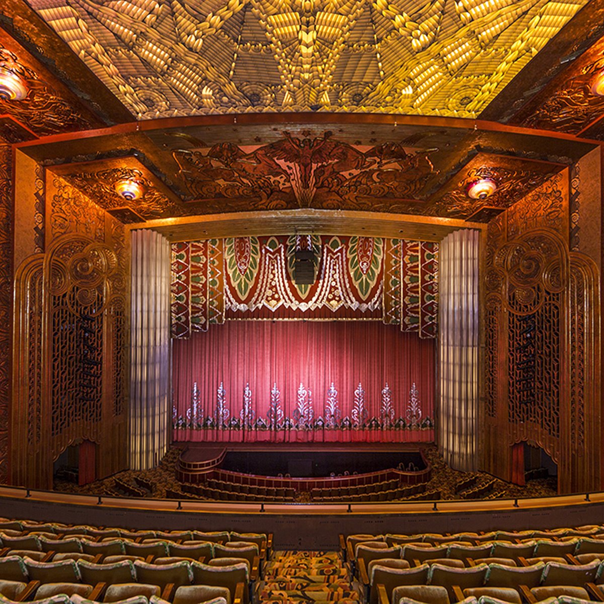 How many theatres. Кинотеатр Парамаунт Окленд. Кинотеатр Paramount Окленд (Калифорния, США). Театр Paramount Окленд. Сиэтл Парамаунт.