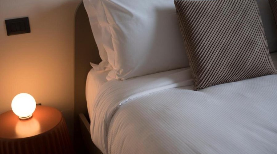 Tutti i letti dei nostri appartamenti sia standard che deluxe, dispongono di topper alto 6 cm, raffinata biancheria da letto in cotone anallergico. 
Possibilità di scelta dei guanciali in memory foam o cotone anallergico.