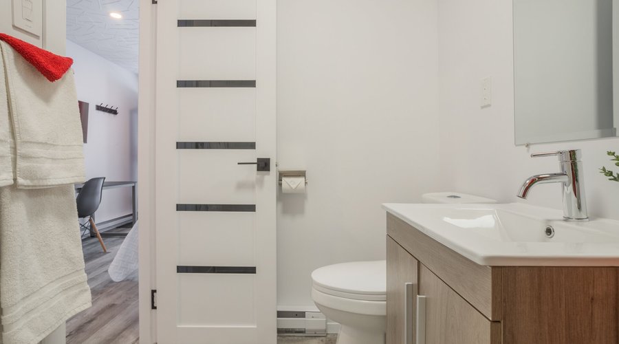 Salle de bain avec douche du Motel Champlain, douche moderne et lumineuse.