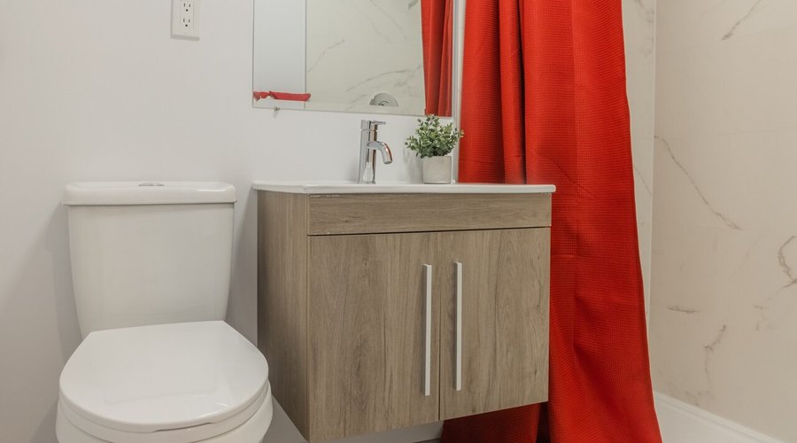 Salle de bain du Motel Champlain avec douche moderne.