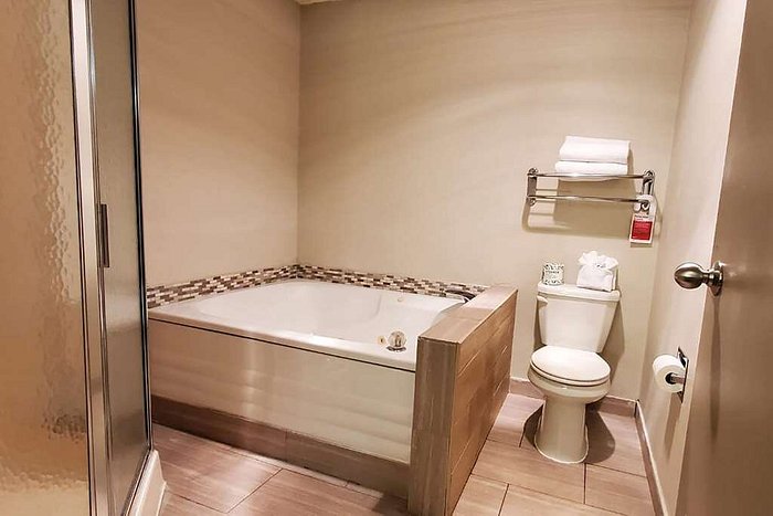 https://dynamic-media-cdn.tripadvisor.com/media/photo-o/28/b4/f1/e5/guest-room-bath.jpg?w=700&h=-1&s=1