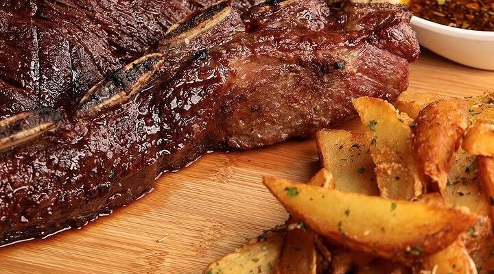 Assado de tiras amor da argentina com batatas Rústicas 