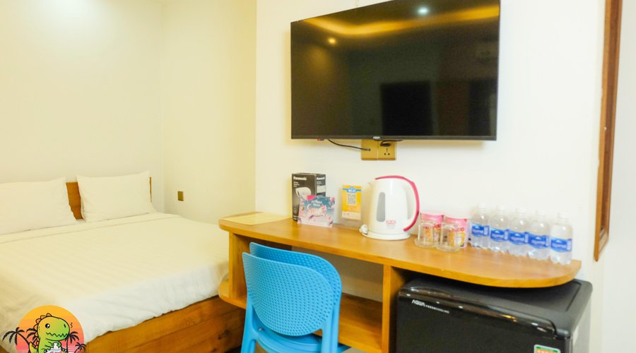 *Phòng Single-Double : Queensize 1m6x2m và Kingsize 1m8x2m
*Phòng tập thể Dorm 4-5 Giường : 2WC , 2 Máy lạnh ( trong phòng ) sức chứa 10-15/1 phòng
*Tiện nghi trong phòng :tủ lạnh, bình đun nước, máy sấy tóc, nước uống miễn phí 
*Dịch vụ : Giặt , sấy, ủi theo yêu cầu khách hàng
