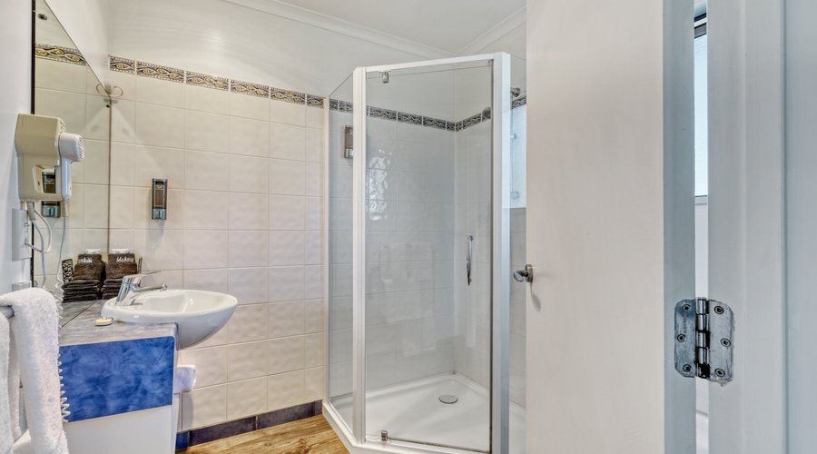 Studio Unit (King & Single Bed)
