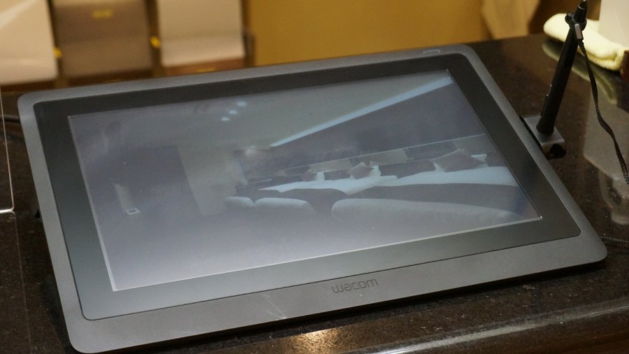 フロントでのチェックインも、タブレット端末と専用ペンを用いますので、簡単に行えます。