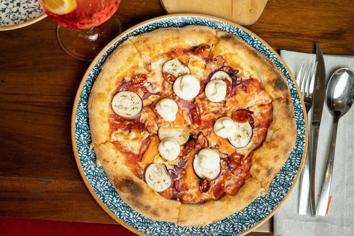 PIZZA TUTTO ORGANICO:
Pomodoro, vegetales orgánicos, ricotta, ajo confitado